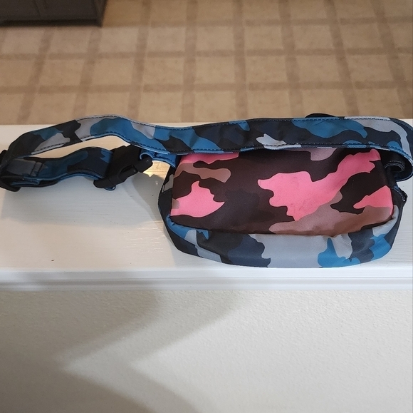 Lululemon Everywhere Belt Bag Heritage 365 Camo Hawaiian - Picture 3 of 15